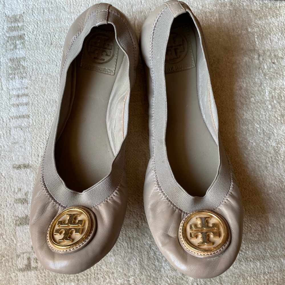 Tory Burch 7.5 Caroline flat leather gray